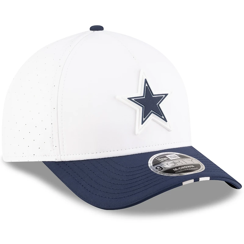 Casquette ajustable New Era 9FORTY A-Frame blanche/bleu marine pour jeune, camp d'entraînement NFL 2025 des Cowboys de Dallas