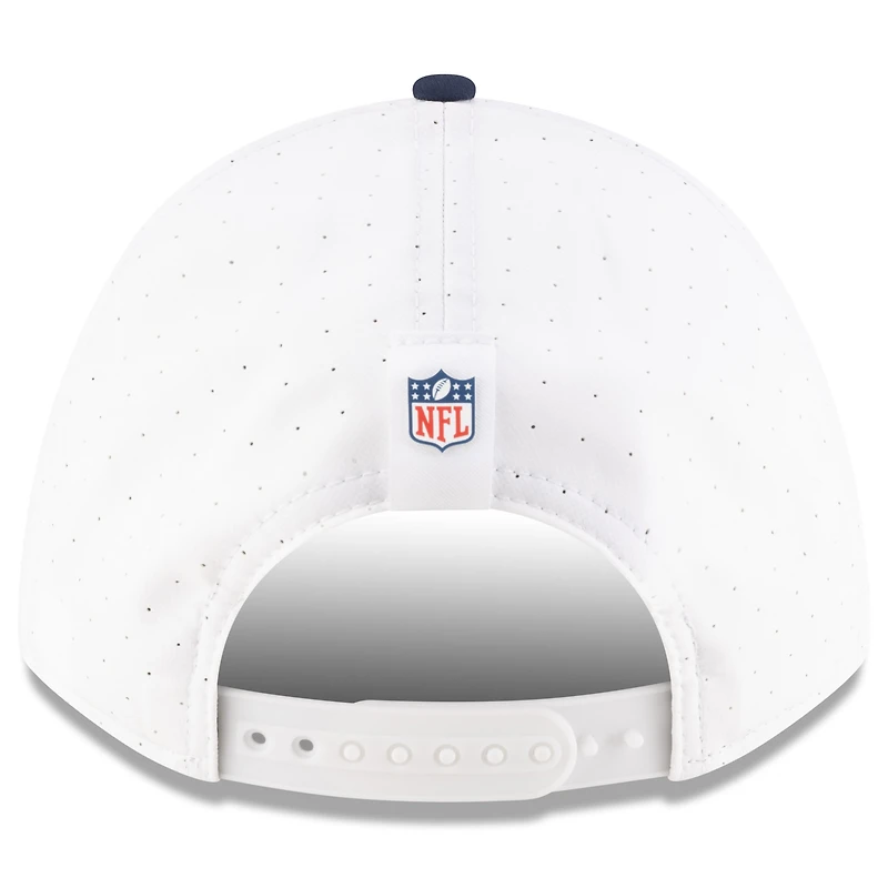 Casquette ajustable New Era 9FORTY A-Frame blanche/bleu marine pour jeune, camp d'entraînement NFL 2025 des Cowboys de Dallas
