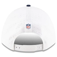 Casquette ajustable New Era 9FORTY A-Frame blanche/bleu marine pour jeune, camp d'entraînement NFL 2025 des Cowboys de Dallas