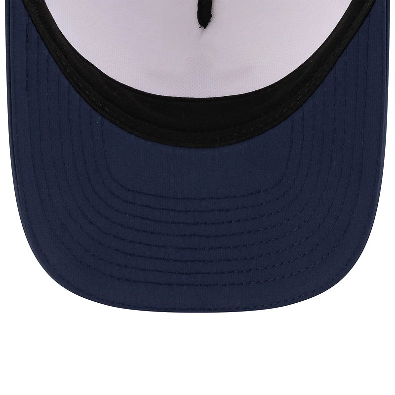 Casquette ajustable New Era 9FORTY A-Frame blanche/bleu marine pour jeune, camp d'entraînement NFL 2025 des Cowboys de Dallas