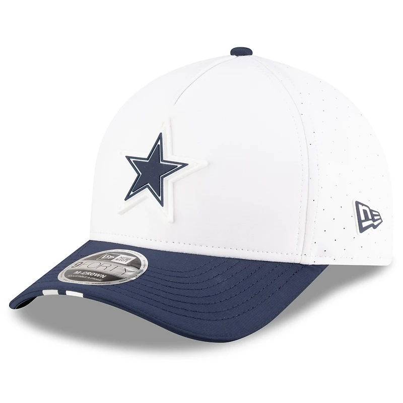 Casquette ajustable New Era 9FORTY A-Frame blanche/bleu marine pour jeune, camp d'entraînement NFL 2025 des Cowboys de Dallas