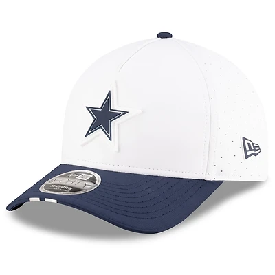 Casquette ajustable New Era 9FORTY A-Frame blanche/bleu marine pour jeune, camp d'entraînement NFL 2025 des Cowboys de Dallas