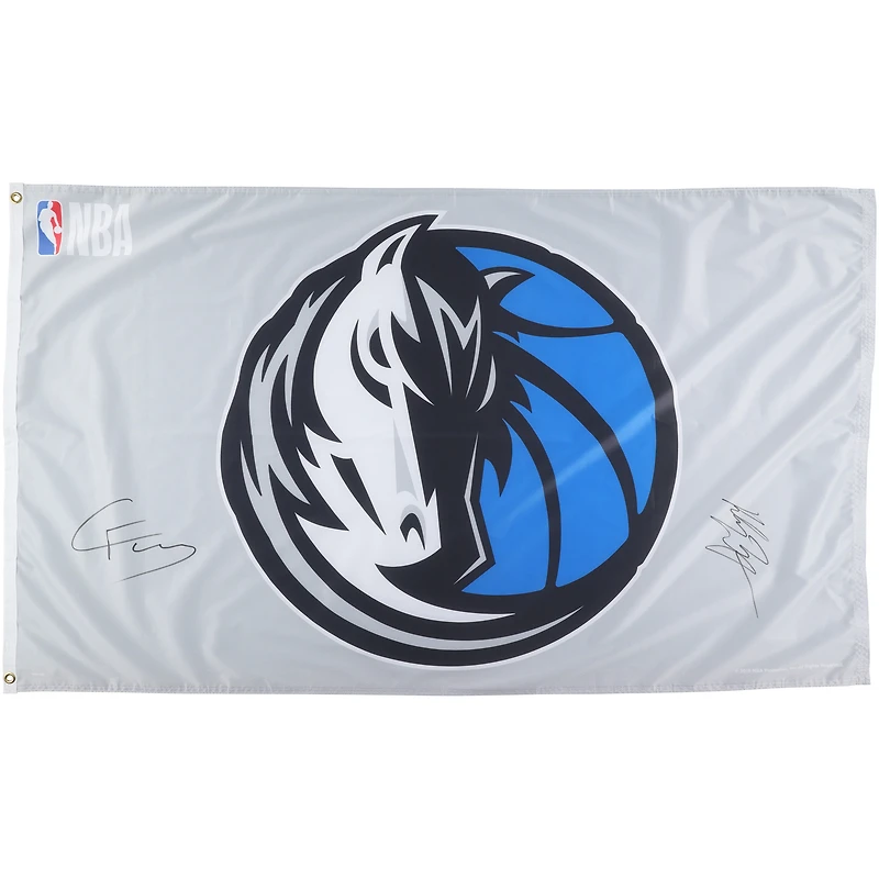 Drapeau Wincraft autographié par Cooper Flagg et Klay Thompson des Dallas Mavericks, 90 x 125 cm, avec logo de l'équipe