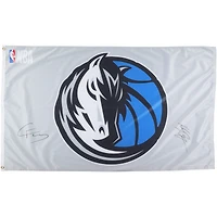 Drapeau Wincraft autographié par Cooper Flagg et Klay Thompson des Dallas Mavericks, 90 x 125 cm, avec logo de l'équipe