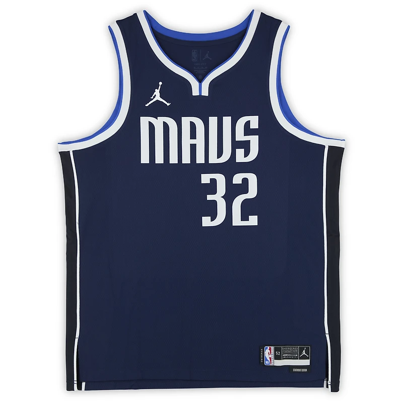 Maillot Swingman Jordan Brand Statement Edition bleu marine autographié par Cooper Flagg des Dallas Mavericks