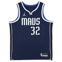 Maillot Swingman Jordan Brand Statement Edition bleu marine autographié par Cooper Flagg des Dallas Mavericks