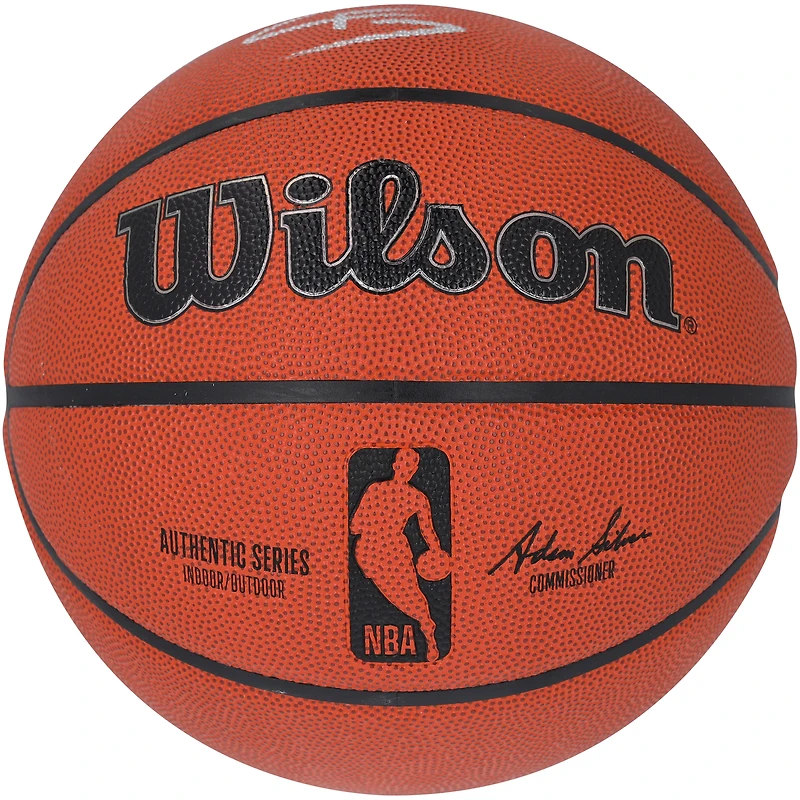 Ballon de basket-ball intérieur/extérieur Wilson Authentic Series autographié par Cooper Flagg des Dallas Mavericks