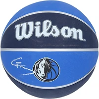Ballon de basket-ball hommage à Wilson, autographié par Cooper Flagg des Dallas Mavericks