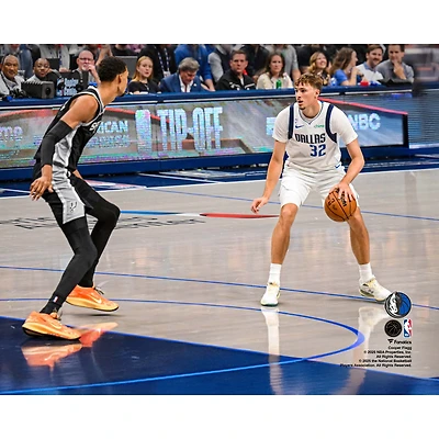 Photo de Cooper Flagg, des Dallas Mavericks, lors ses débuts en NBA (non signée)