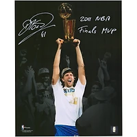 Photo dédicacée de Dirk Nowitzki (Dallas Mavericks) - 11 x 14 pouces) - Finales NBA 2011 - avec inscription « MVP des Finales NBA 2011 ».