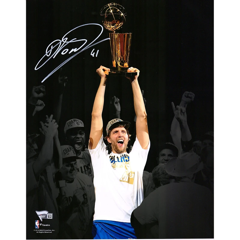Photo dédicacée de Dirk Nowitzki (Dallas Mavericks) - 11 x 35,5 cm (11 x 14 pouces) - Finales NBA 2011