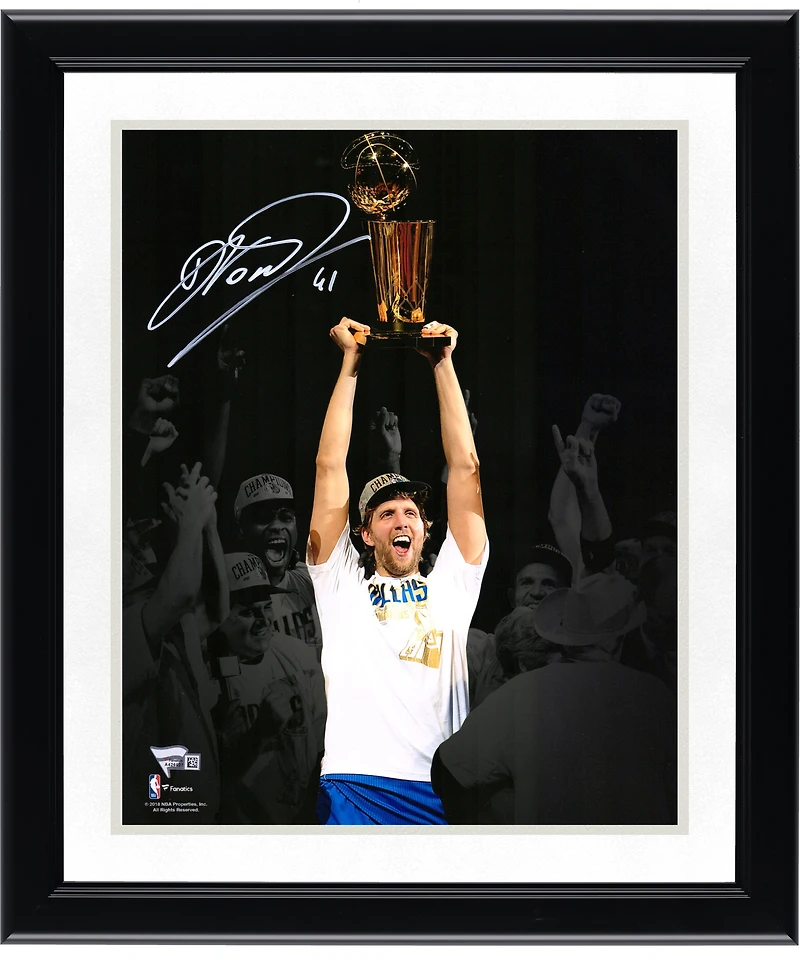 Photo dédicacée de Dirk Nowitzki (Dallas Mavericks) - 11 x 35,5 cm (11 x 14 pouces) - Finales NBA 2011