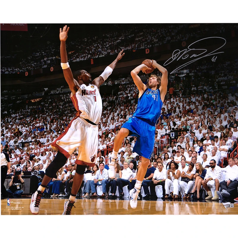Photo dédicacée de Dirk Nowitzki (Dallas Mavericks), format 40 x 50 cm, prise lors des finales NBA 2011.