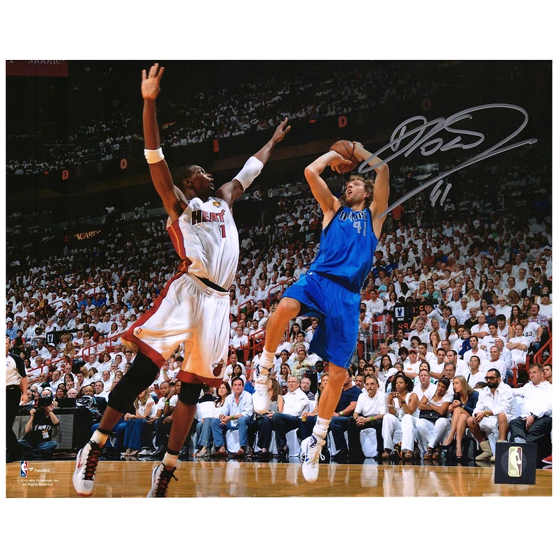 Photo dédicacée de Dirk Nowitzki (Dallas Mavericks) lors de son match contre Chris Bosh (20 x 25 cm)