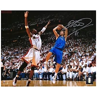 Photo dédicacée de Dirk Nowitzki (Dallas Mavericks) lors de son match contre Chris Bosh (20 x 25 cm)