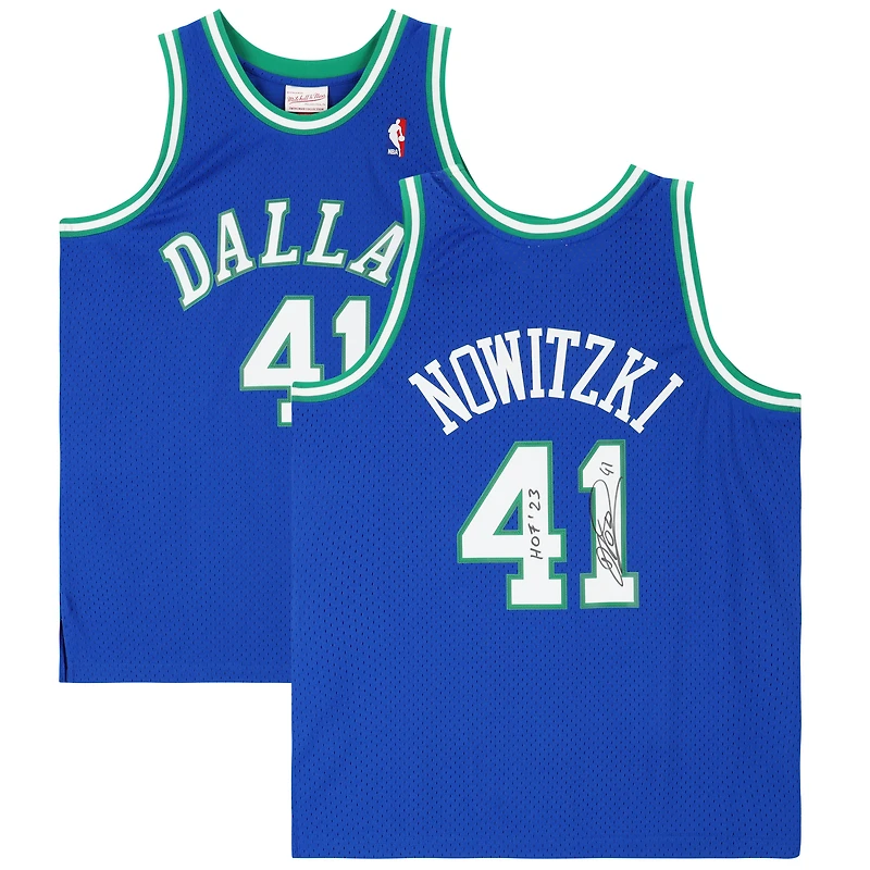 Maillot Swingman Mitchell & Ness 1998-1999 bleu autographié par Dirk Nowitzki des Dallas Mavericks avec inscription « HOF '23 »