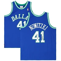 Maillot Swingman Mitchell & Ness 1998-1999 bleu autographié par Dirk Nowitzki des Dallas Mavericks avec inscription « HOF '23 »