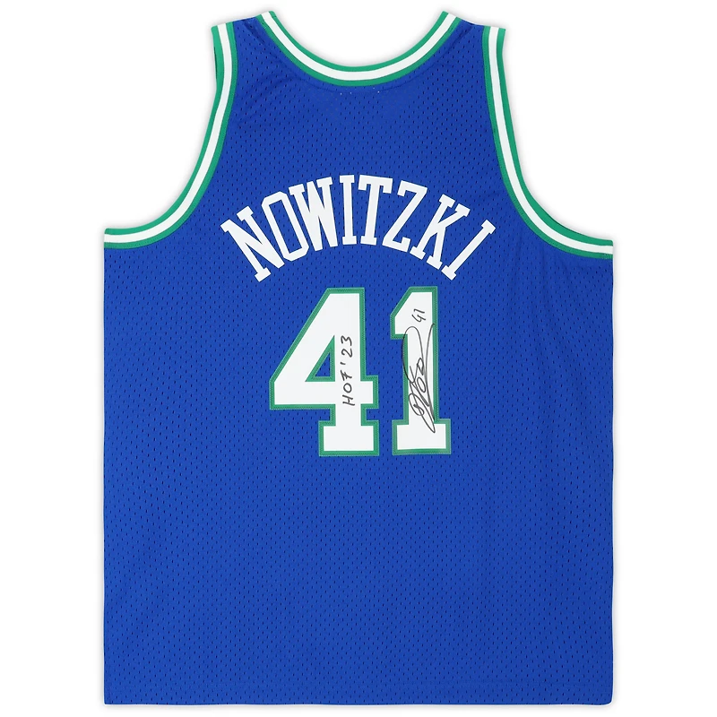 Maillot Swingman Mitchell & Ness 1998-1999 bleu autographié par Dirk Nowitzki des Dallas Mavericks avec inscription « HOF '23 »