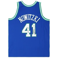 Maillot Swingman Mitchell & Ness 1998-1999 bleu autographié par Dirk Nowitzki des Dallas Mavericks avec inscription « HOF '23 »