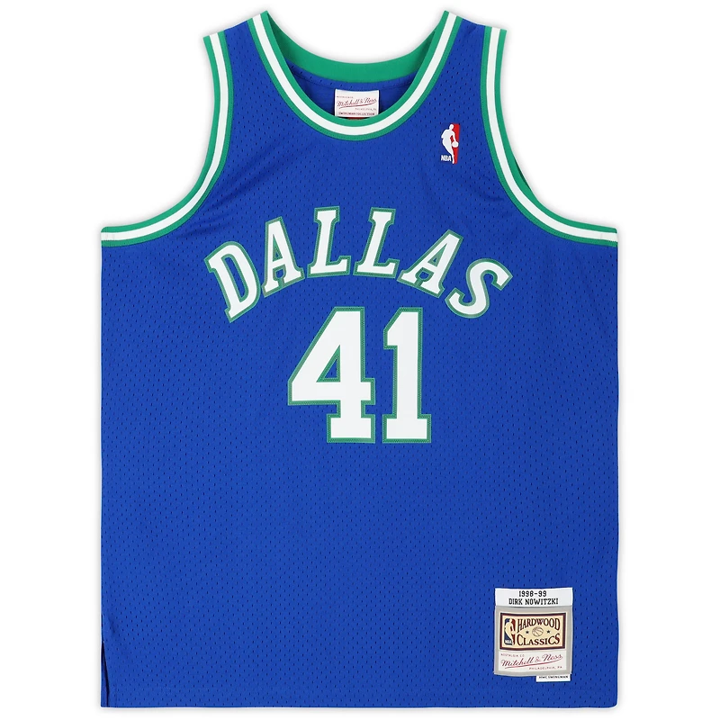 Maillot Swingman Mitchell & Ness 1998-1999 bleu autographié par Dirk Nowitzki des Dallas Mavericks avec inscription « HOF '23 »