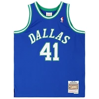 Maillot Swingman Mitchell & Ness 1998-1999 bleu autographié par Dirk Nowitzki des Dallas Mavericks avec inscription « HOF '23 »