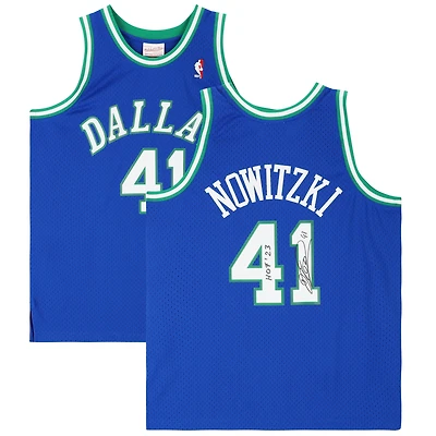 Maillot Swingman Mitchell & Ness 1998-1999 bleu autographié par Dirk Nowitzki des Dallas Mavericks avec inscription « HOF '23 »