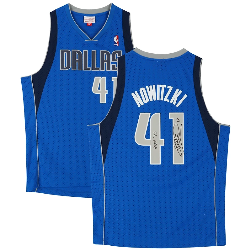 Maillot Swingman Mitchell & Ness bleu autographié par Dirk Nowitzki des Dallas Mavericks 11 avec inscription « HOF 23 »