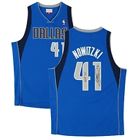 Maillot Swingman Mitchell & Ness bleu autographié par Dirk Nowitzki des Dallas Mavericks 11 avec inscription « HOF 23 »