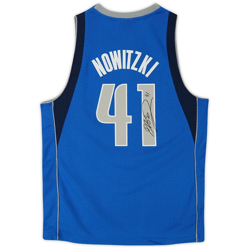 Maillot Swingman autographié Mitchell & Ness bleu 2010-2011 des Dallas Mavericks par Dirk Nowitzki