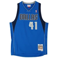 Maillot Swingman autographié Mitchell & Ness bleu 2010-2011 des Dallas Mavericks par Dirk Nowitzki