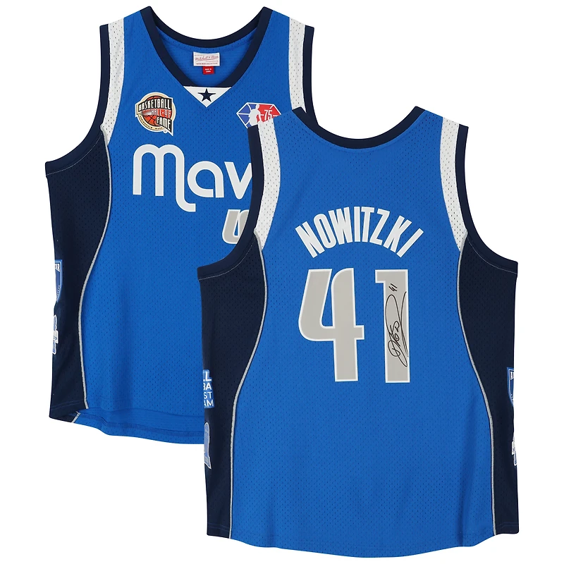 Maillot Swingman bleu dédicacé Mitchell & Ness des Dallas Mavericks par Dirk Nowitzki