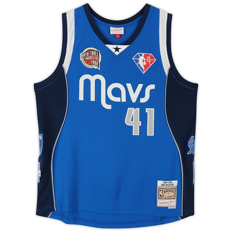 Maillot Swingman bleu dédicacé Mitchell & Ness des Dallas Mavericks par Dirk Nowitzki