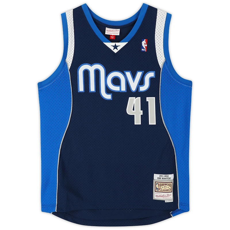 Maillot Swingman autographié Mitchell & Ness bleu marine 11 des Dallas Mavericks par Dirk Nowitzki avec inscription « HOF 23 »
