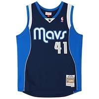 Maillot Swingman autographié Mitchell & Ness bleu marine 11 des Dallas Mavericks par Dirk Nowitzki avec inscription « HOF 23 »