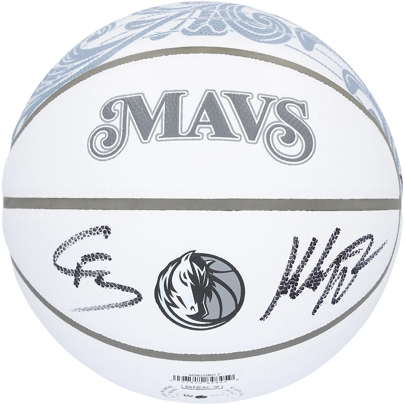 Ballon de basket-ball de collection Wilson 2024-25 City Edition autographié par Klay Thompson et Cooper Flagg des Dallas Mavericks