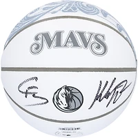 Ballon de basket-ball de collection Wilson 2024-25 City Edition autographié par Klay Thompson et Cooper Flagg des Dallas Mavericks