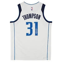 Maillot Swingman blanc dédicacé par Klay Thompson des Dallas Mavericks, édition Nike Association