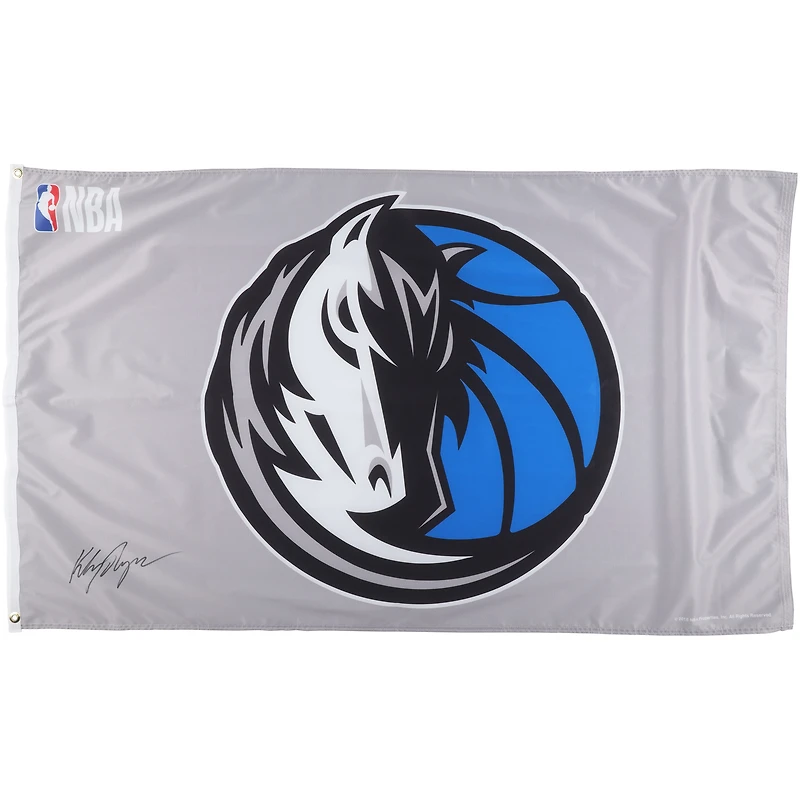 Drapeau Wincraft autographié par Klay Thompson des Dallas Mavericks (3' x 5") avec logo de l'équipe