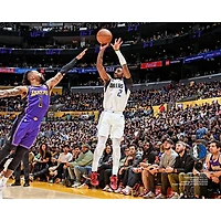 Photographie non signée de Kyrie Irving lors du match tir entre les Dallas Mavericks et Lakers