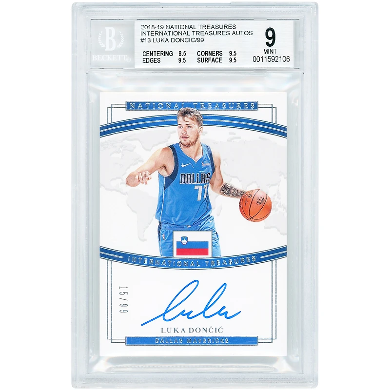 Carte de recrue autographiée de Luka Dončić (Dallas Mavericks) 2018-19 Panini National Treasures International Treasures #IT-LDC #15/99, authentifiée BGS 9/10 - Sous-notes 8,5, 9,5, 9,5, 9,5