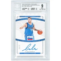 Carte de recrue autographiée de Luka Dončić (Dallas Mavericks) 2018-19 Panini National Treasures International Treasures #IT-LDC #15/99, authentifiée BGS 9/10 - Sous-notes 8,5, 9,5, 9,5, 9,5