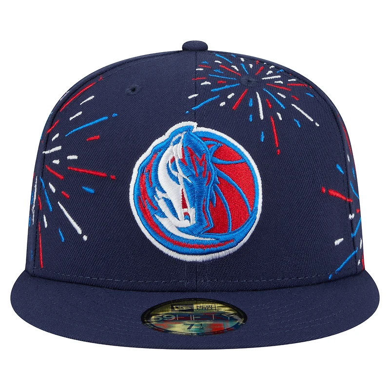 Casquette ajustée 59FIFTY Dallas Mavericks Americana Fireworks de New Era pour homme, bleu marine