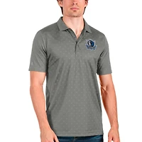 Polo Spark Dallas Mavericks Antigua Steel pour homme