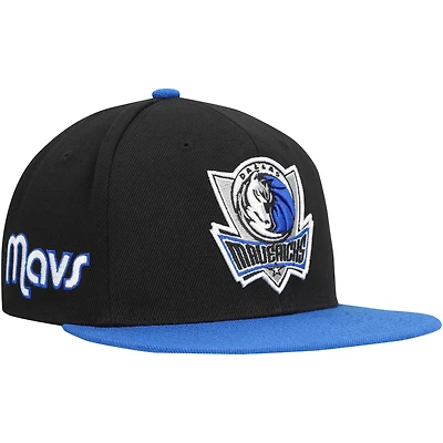 Casquette Snapback Mitchell & Ness noir/Royal Dallas Mavericks Side Core 2.0 pour hommes