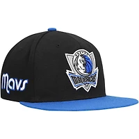 Casquette Snapback Mitchell & Ness noir/Royal Dallas Mavericks Side Core 2.0 pour hommes
