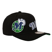 Casquette ajustable Mitchell & Ness noire Dallas Mavericks Busted Logo Wordmark Wrap Around Pro Pinch pour homme