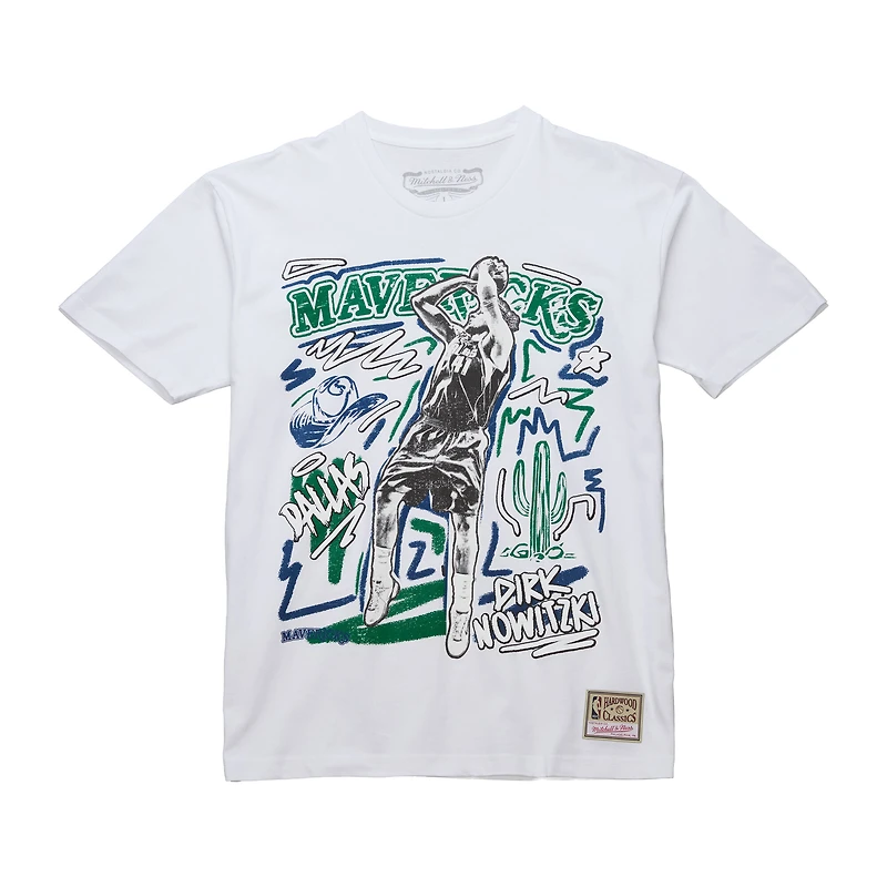 T-shirt blanc à imprimé craie Dallas Mavericks Hardwood Classics de Mitchell & Ness Dirk Nowitzki pour homme
