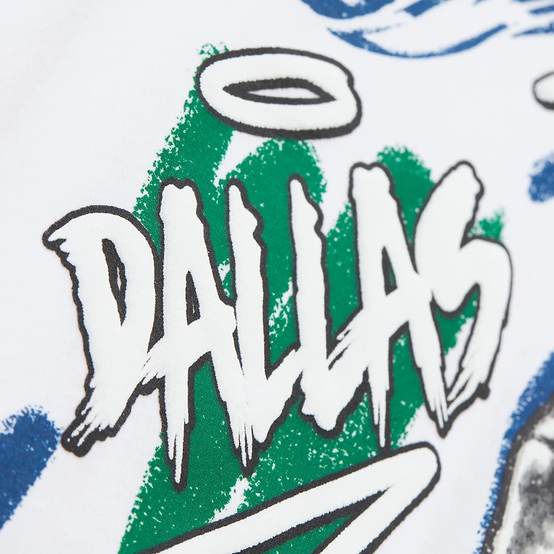 T-shirt blanc à imprimé craie Dallas Mavericks Hardwood Classics de Mitchell & Ness Dirk Nowitzki pour homme