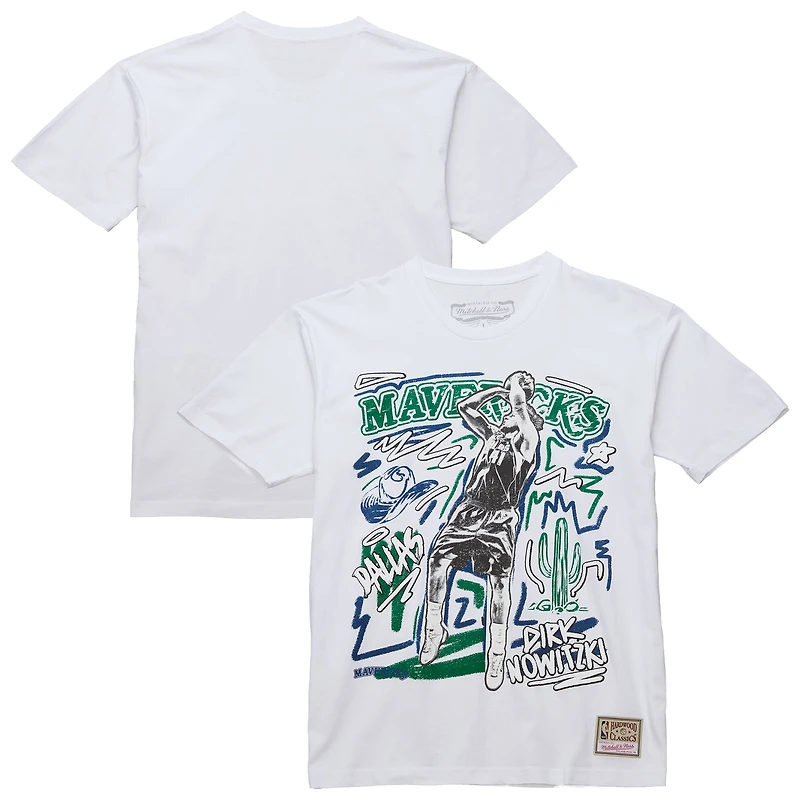 T-shirt blanc à imprimé craie Dallas Mavericks Hardwood Classics de Mitchell & Ness Dirk Nowitzki pour homme