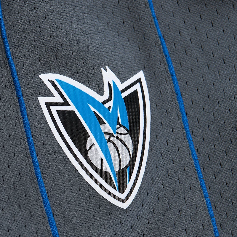 Short Mitchell & Ness gris pour homme Dallas Mavericks 2003/04 Replica